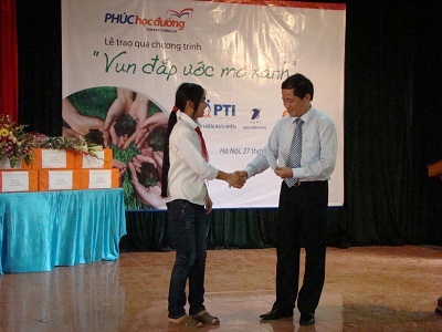 PTI cùng TW Hội khuyến học tặng sách cho học sinh - 1 PTI cùng TW Hội khuyến học tặng sách cho học sinh - 1