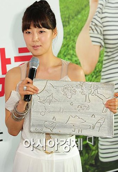 Han Ji Hye diện quần bó ống lạ mắt  - 13