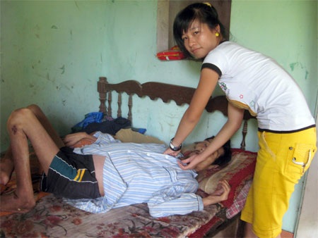 Gạt nỗi đau mất mẹ, nuôi cha ung thư và chị tâm thần - 1