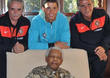 C. Ronaldo tặng áo đấu cho cựu tổng thống Mandela - 1 C. Ronaldo tặng áo đấu cho cựu tổng thống Mandela - 1