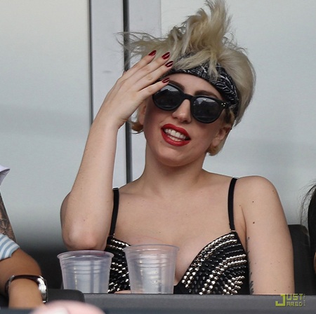 Lady Gaga diện... đồ lót đi xem bóng chày - 2
