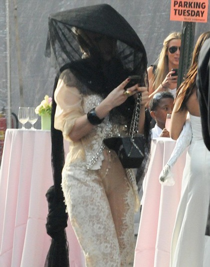 Lady Gaga diện... đồ lót đi xem bóng chày - 5