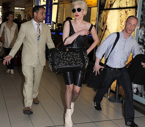 Lady Gaga diện... đồ lót đi xem bóng chày - 6