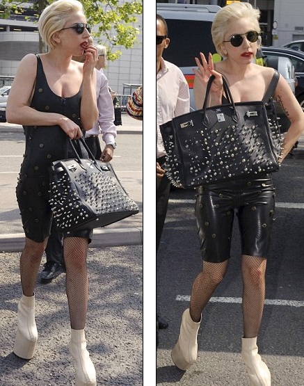 Lady Gaga diện... đồ lót đi xem bóng chày - 7