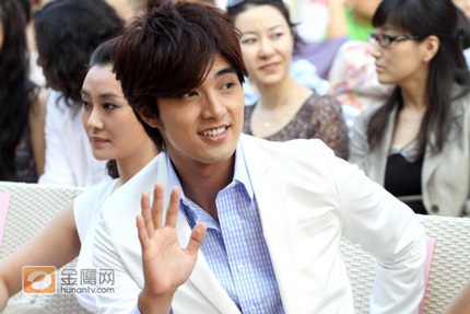 Lâm Tâm Như gặp sự cố với váy - 2 Lâm Tâm Như gặp sự cố với váy - 2