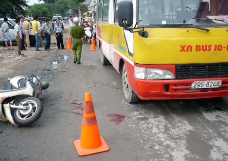 Xe buýt cán nát chân một phụ nữ mang bầu - 1