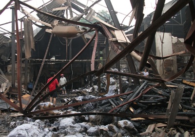 Xưởng sản xuất giấy hóa tro sau một đêm - 1