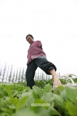 Khuyết 2 tay vẫn thêu giỏi nhất làng - 3 Khuyết 2 tay vẫn thêu giỏi nhất làng - 3