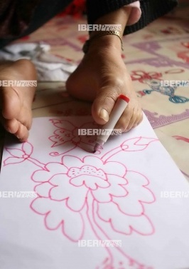 Khuyết 2 tay vẫn thêu giỏi nhất làng - 5 Khuyết 2 tay vẫn thêu giỏi nhất làng - 5