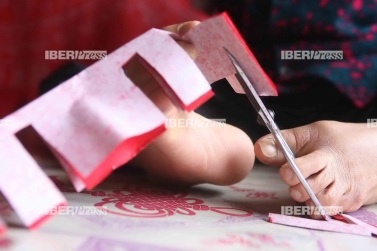 Khuyết 2 tay vẫn thêu giỏi nhất làng - 6 Khuyết 2 tay vẫn thêu giỏi nhất làng - 6