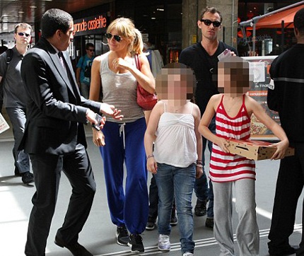 Sienna Miller tử tế và dịu dàng với con riêng của “bồ” - 2