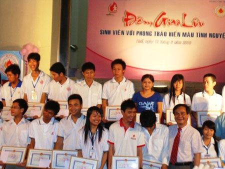 Đêm vinh danh những sinh viên giàu lòng nhân ái - 1