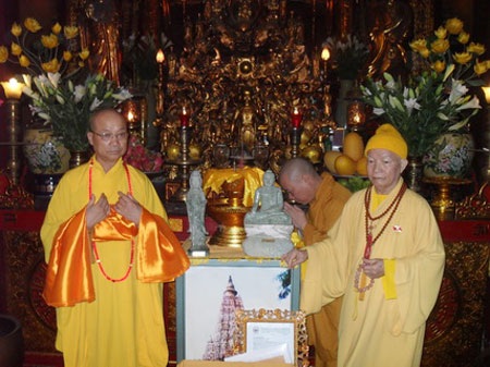 Thủ tướng trao tặng ngọc Xá lợi phật và Phật ngọc - 3