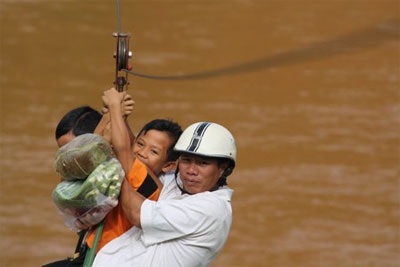 Những cách vượt sông Pô Kô rợn người - 2 Những cách vượt sông Pô Kô rợn người - 2