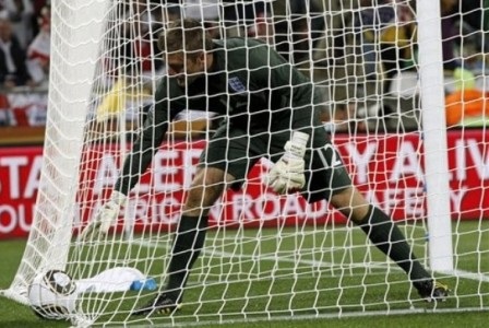 "Quay chậm" sai lầm của "chàng hề" Robert Green - 9