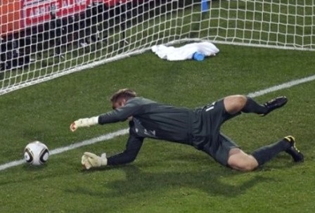 "Quay chậm" sai lầm của "chàng hề" Robert Green - 5