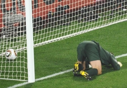 "Quay chậm" sai lầm của "chàng hề" Robert Green - 7