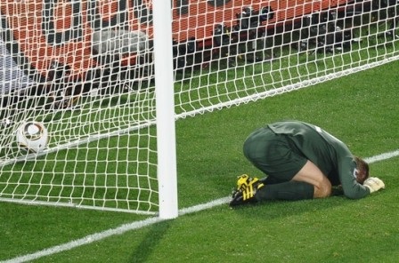 "Quay chậm" sai lầm của "chàng hề" Robert Green - 8