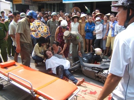 Ôm chặt xác con gái 2 tuổi bị xe bồn cán chết  - 1