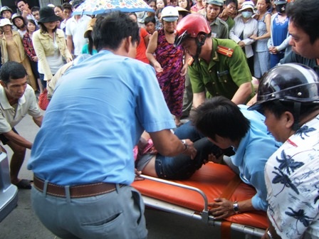 Ôm chặt xác con gái 2 tuổi bị xe bồn cán chết  - 2