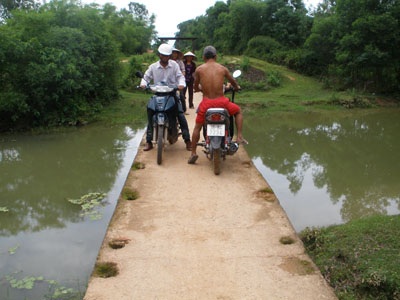 Chấn thương sọ não, gãy tay chân vì... qua cầu - 1 Chấn thương sọ não, gãy tay chân vì... qua cầu - 1