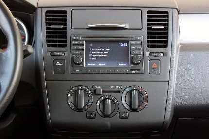 Cập nhật giá xe Nissan Versa phiên bản 2011 - 11