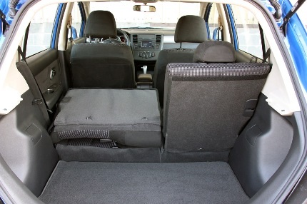 Cập nhật giá xe Nissan Versa phiên bản 2011 - 14