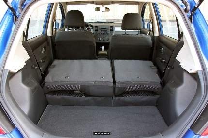 Cập nhật giá xe Nissan Versa phiên bản 2011 - 15