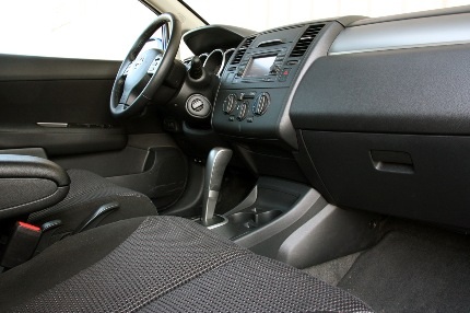 Cập nhật giá xe Nissan Versa phiên bản 2011 - 7