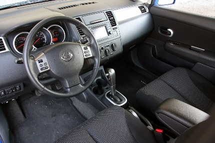 Cập nhật giá xe Nissan Versa phiên bản 2011 - 8