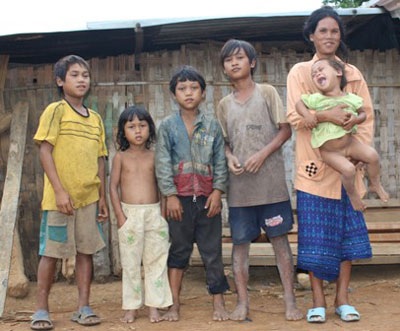 Bé 13 tuổi mót mì nuôi mẹ, nuôi em và nuôi chữ - 1 Bé 13 tuổi mót mì nuôi mẹ, nuôi em và nuôi chữ - 1