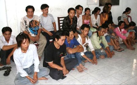 Đủ trò lừa đảo, cướp bóc của gái bán dâm - 2 Đủ trò lừa đảo, cướp bóc của gái bán dâm - 2