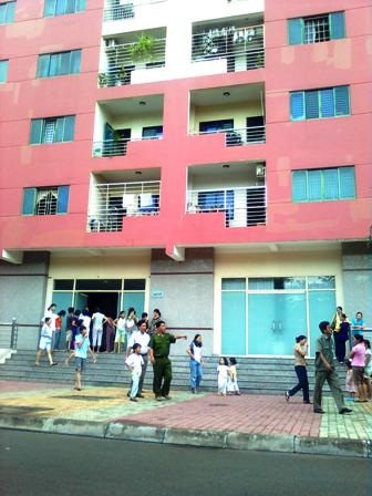 Cả chung cư náo loạn vì một cô gái nhảy lầu - 1