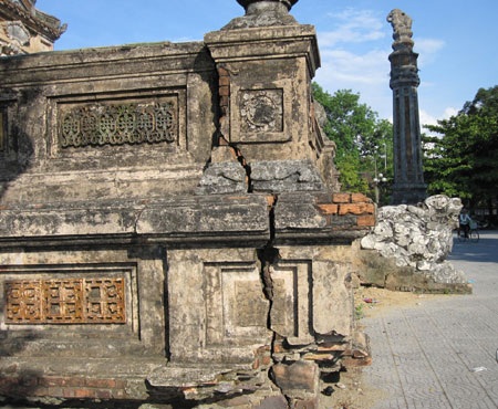 Bia Quốc học Huế "kêu cứu" - 2 Bia Quốc học Huế "kêu cứu" - 2