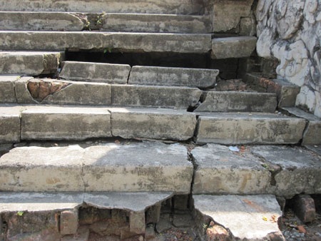 Bia Quốc học Huế "kêu cứu" - 3 Bia Quốc học Huế "kêu cứu" - 3