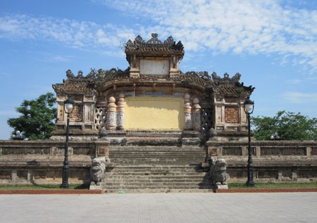 Bia Quốc học Huế "kêu cứu" - 1 Bia Quốc học Huế "kêu cứu" - 1