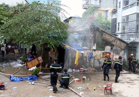 Cháy lớn ngay sát trụ sở Công an phường - 1 Cháy lớn ngay sát trụ sở Công an phường - 1