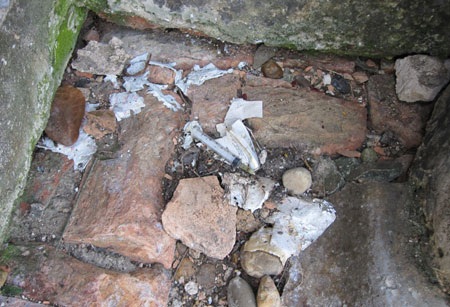 Bia Quốc học Huế "kêu cứu" - 4 Bia Quốc học Huế "kêu cứu" - 4