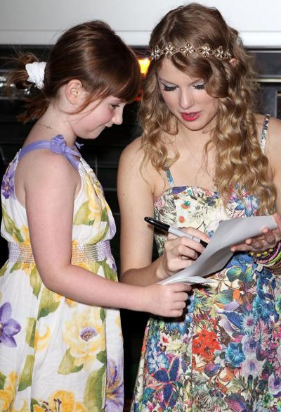 Taylor Swift dành hẳn 13 giờ cho fans - 5 Taylor Swift dành hẳn 13 giờ cho fans - 5