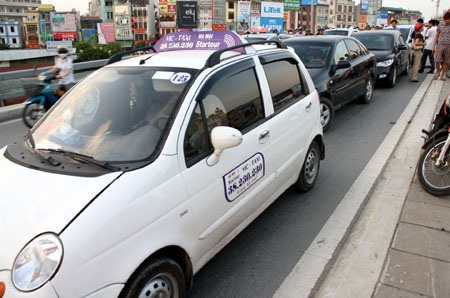 5 xế hộp “cắn” đuôi nhau trên cầu vượt Ngã tư Sở - 1