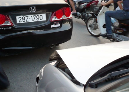 5 xế hộp “cắn” đuôi nhau trên cầu vượt Ngã tư Sở - 2