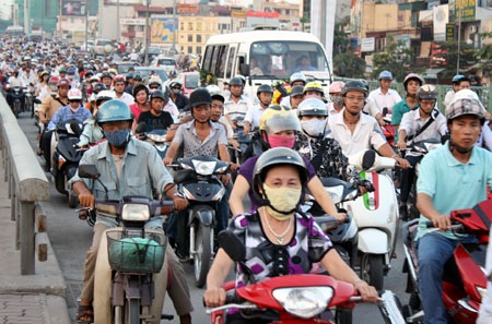 5 xế hộp “cắn” đuôi nhau trên cầu vượt Ngã tư Sở - 3