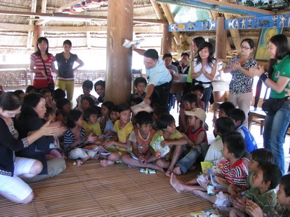 Trao tặng 130 suất quà nhân ái tới đồng bào dân tộc Cơ Tu, Quảng Nam - 2 Trao tặng 130 suất quà nhân ái tới đồng bào dân tộc Cơ Tu, Quảng Nam - 2