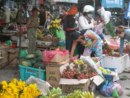 Nhộn nhịp thị trường Tết Đoan ngọ - 1 Nhộn nhịp thị trường Tết Đoan ngọ - 1