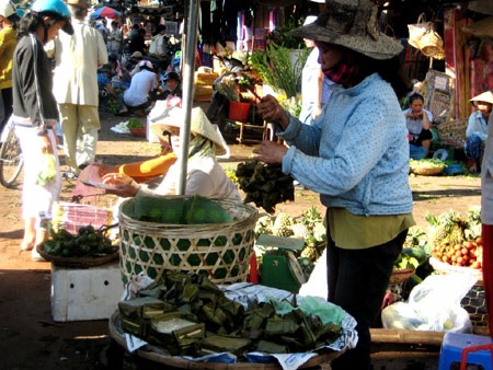 Nhộn nhịp thị trường Tết Đoan ngọ - 2 Nhộn nhịp thị trường Tết Đoan ngọ - 2