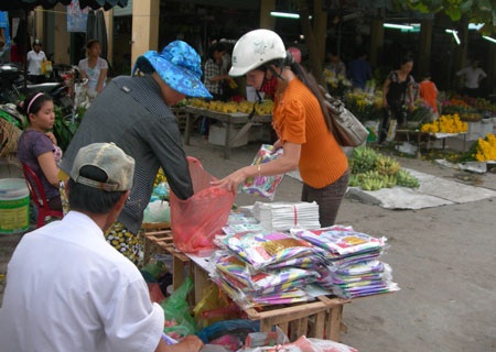 Nhộn nhịp thị trường Tết Đoan ngọ - 5 Nhộn nhịp thị trường Tết Đoan ngọ - 5