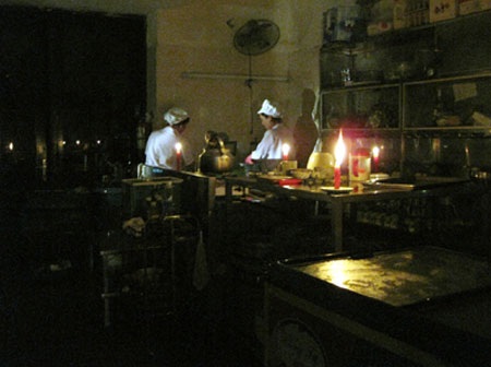 “Phát điên” vì... mất điện - 2