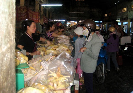 Nhộn nhịp thị trường Tết Đoan ngọ - 6 Nhộn nhịp thị trường Tết Đoan ngọ - 6