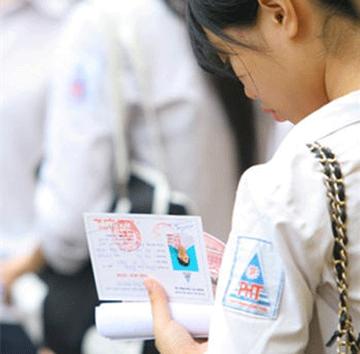 Một sĩ tử bị cướp hết giấy tờ đi thi - 1