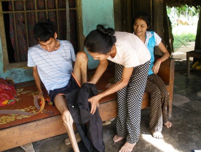  Xót thương cảnh mẹ già nuôi hai con nhiễm chất độc da cam - 2